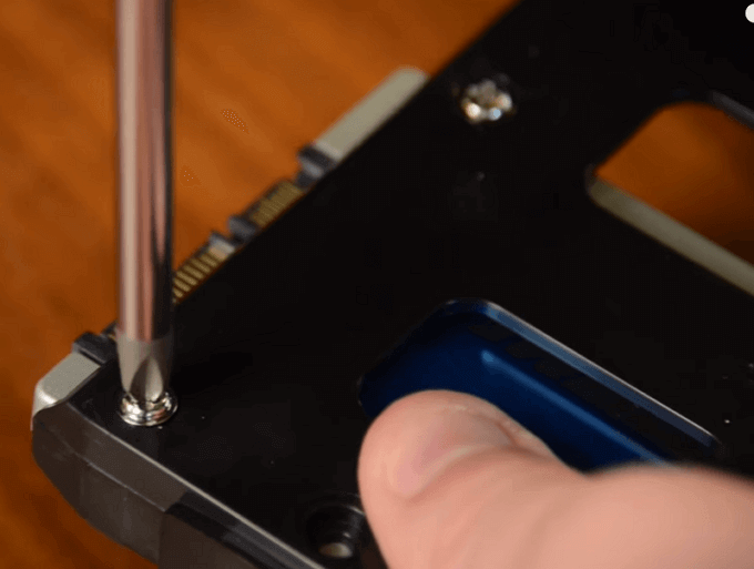 Prepara il disco SSD aggiungendo lo slot per unità.