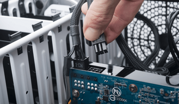 Collega i cavi della scheda grafica