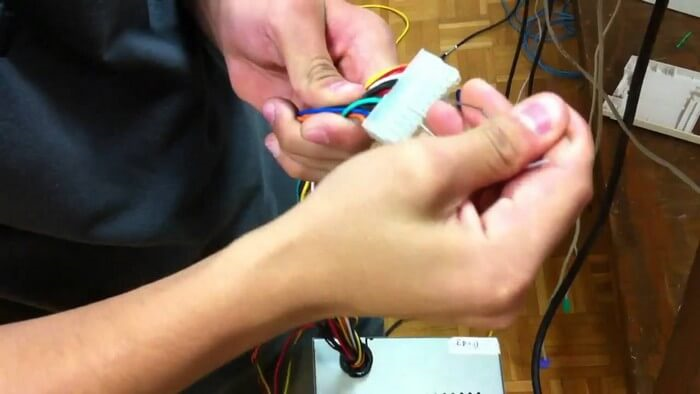 controllare il collegamento del cavo di alimentazione